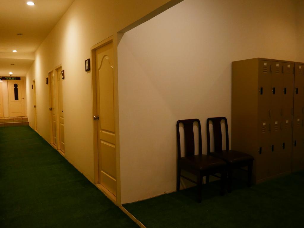 First 1 Boutique Hostel At Sukhumvit 1 Bangkok Dış mekan fotoğraf