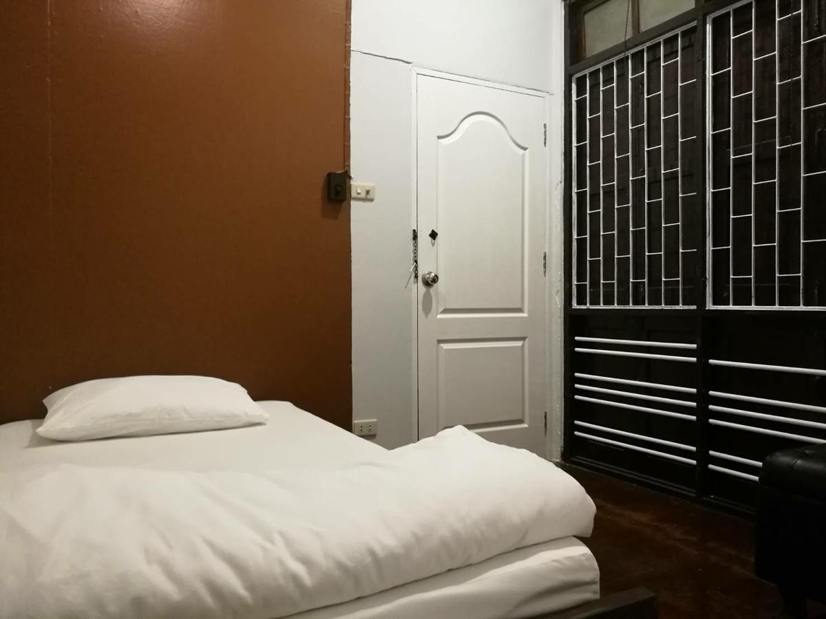 First 1 Boutique Hostel At Sukhumvit 1 Bangkok Dış mekan fotoğraf